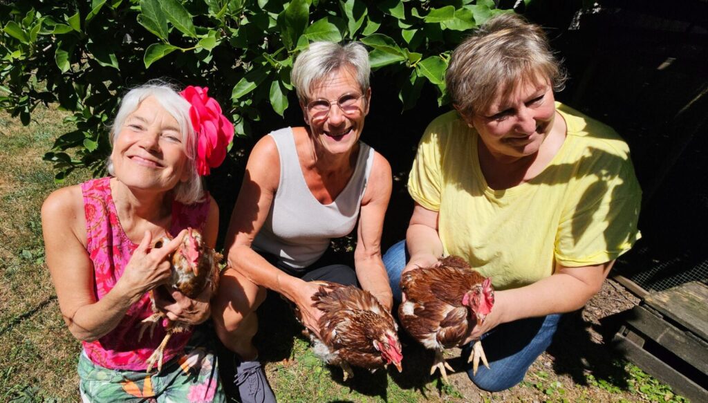 Dagmar Klink, Martina Mikitisin und Sylke Flammer mit drei Hennen