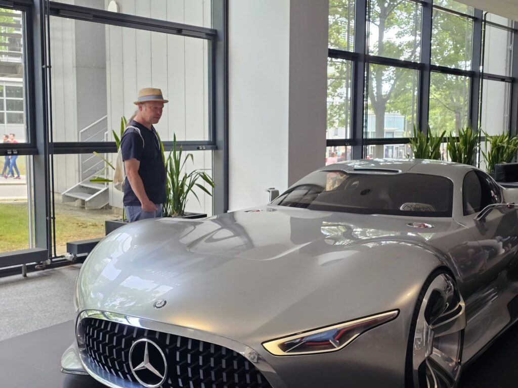 der Mann und das Auto